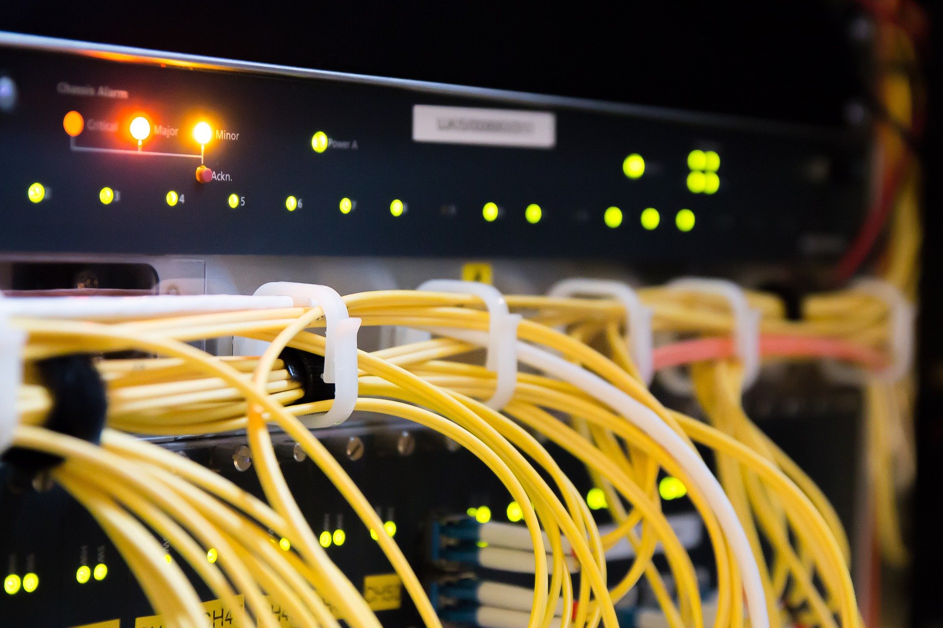 Baie de brassage réseau avec câbles fibre optique